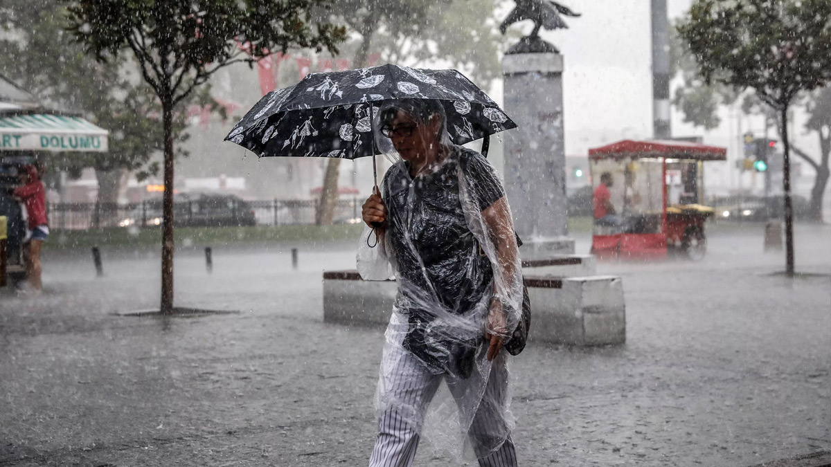 Yağışlı havalar etkisini arttırarak sürdürürken alınan bilgiler neticesinde Meteoroloji Genel Müdürlüğü yağışlı havalara karşı vatandaşların dikkatli olması gerektiğini söyleyerek uyarılarda bulundu.
